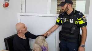 Polițiștii au oferit deserturi seniorilor de la cămin