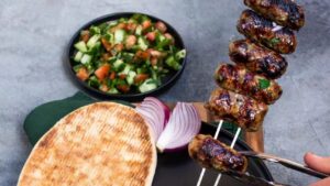 Sheftalia, carnaciori din Cipru în formă de piersică.