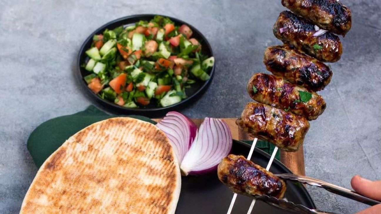 Sheftalia, carnaciori din Cipru în formă de piersică.