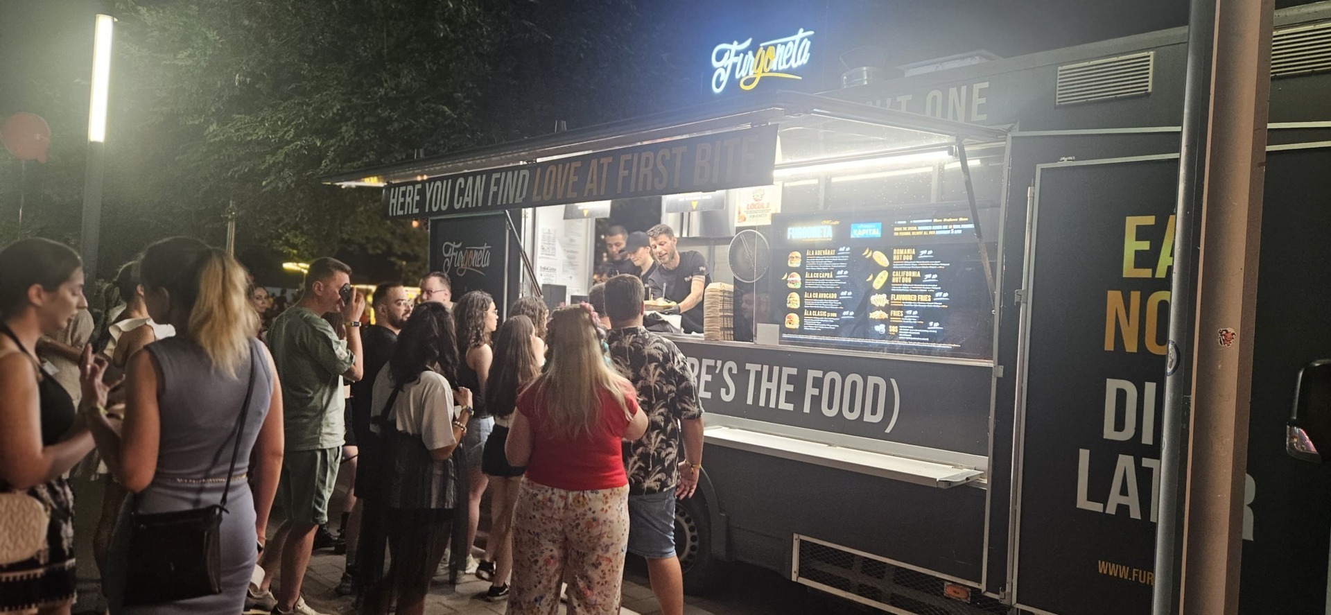 Coadă la burgeri la Furgonetă, Neversea