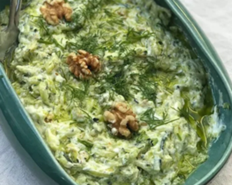 Salată de dovlecei cu iaurt și usturoi