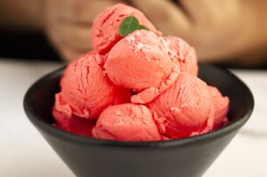 inghetata-de-pepene-fara-aparat-de-facut-inghetata-e-nevoie-de-doar-patru-ingrediente-si-un-congelator