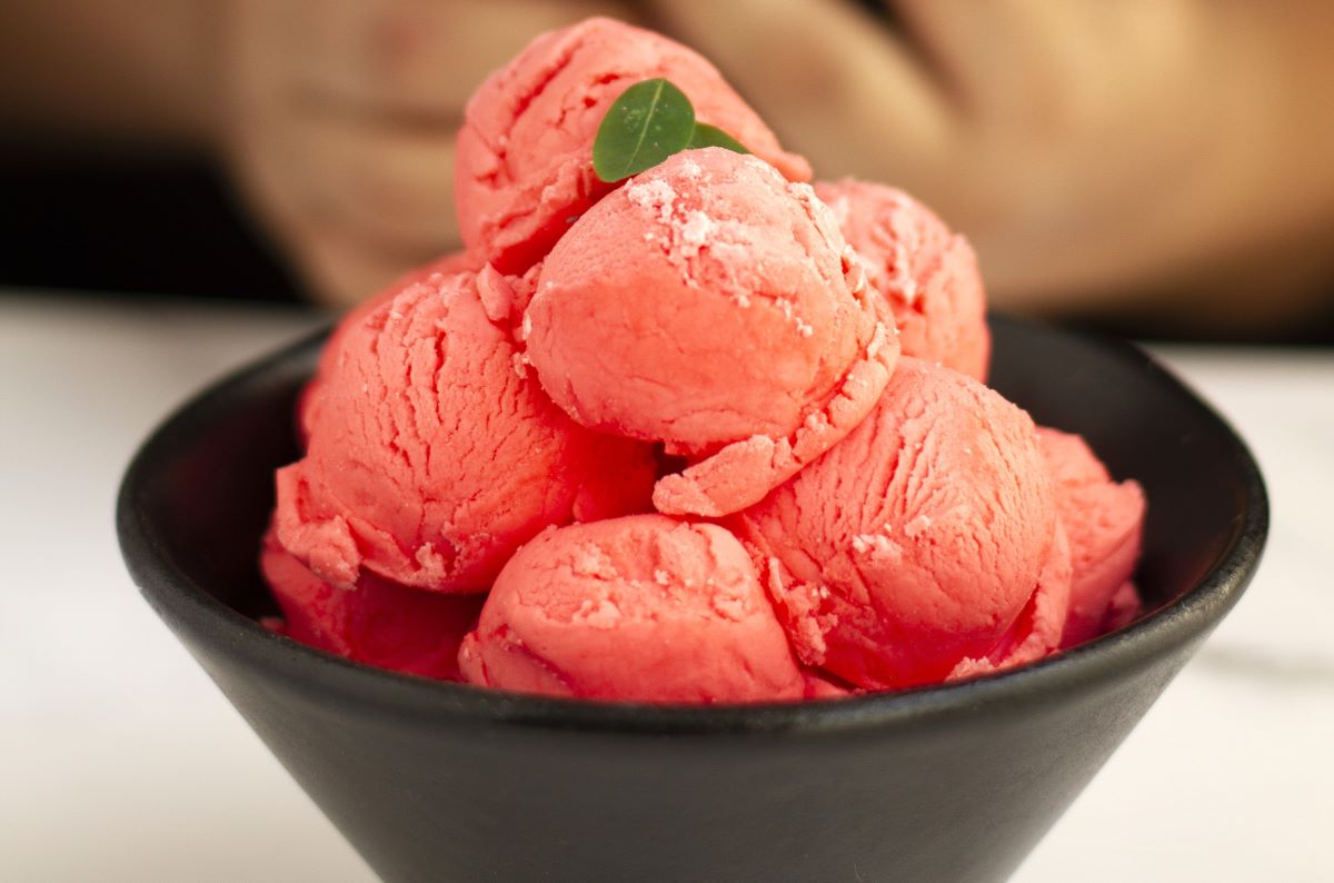 inghetata-de-pepene-fara-aparat-de-facut-inghetata-e-nevoie-de-doar-patru-ingrediente-si-un-congelator