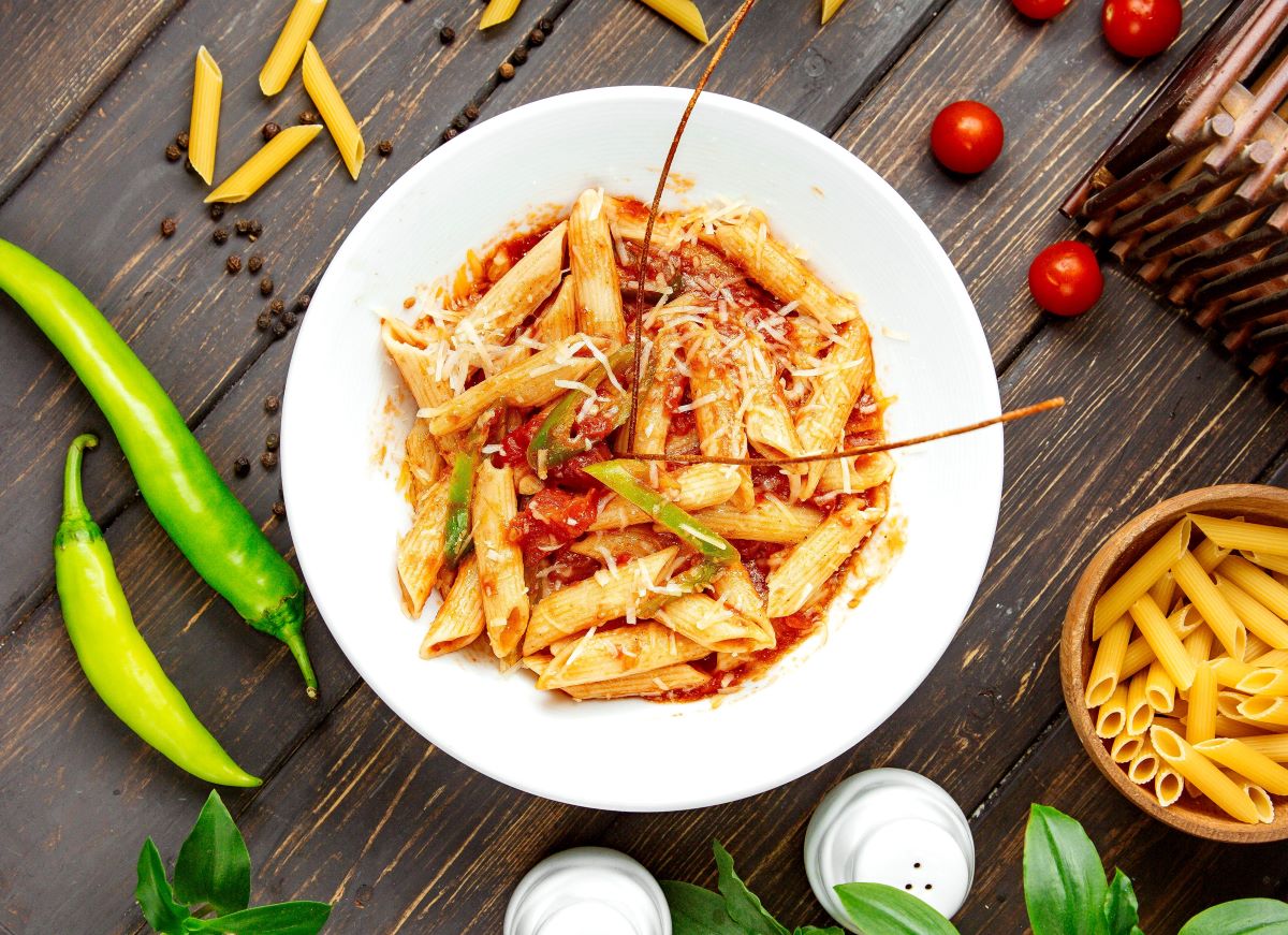 pastele-de-vineri-seara-reteta-clasica-de-paste-allarrabbiata-iuti-cat-sa-mearga-dupa-ele-o-bere-rece