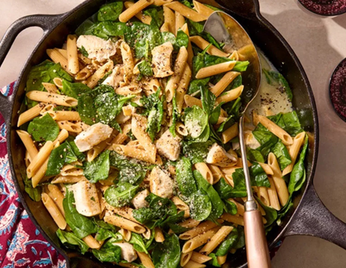 Paste la tigaie cu pui, lămâie si usturoi