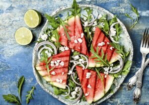 pepene-rosu-pe-gratar-cu-branzeturi-si-ardei-picant-ca-cina-cu-ciocolata-sau-inghetata-ca-desert-mai-ales-daca-il-lasam-sa-se-caramelizeze-usor