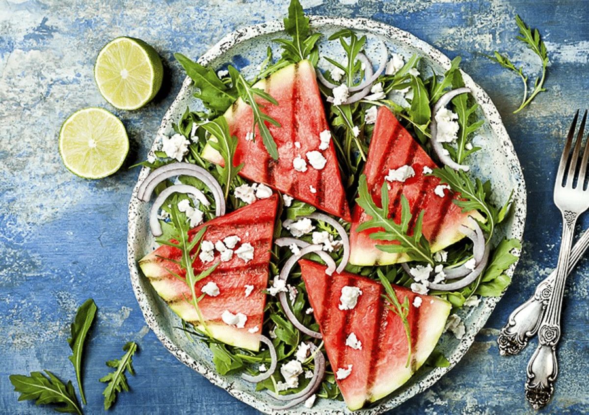 pepene-rosu-pe-gratar-cu-branzeturi-si-ardei-picant-ca-cina-cu-ciocolata-sau-inghetata-ca-desert-mai-ales-daca-il-lasam-sa-se-caramelizeze-usor