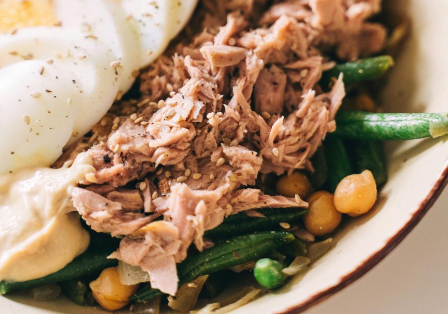 Ton din conservă, alaturi de ouă fierte și legume - masa sanatoasa