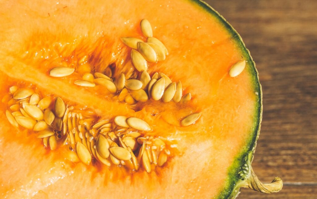 pepene-galben-cum-poti-folosi-coaja-si-semintele