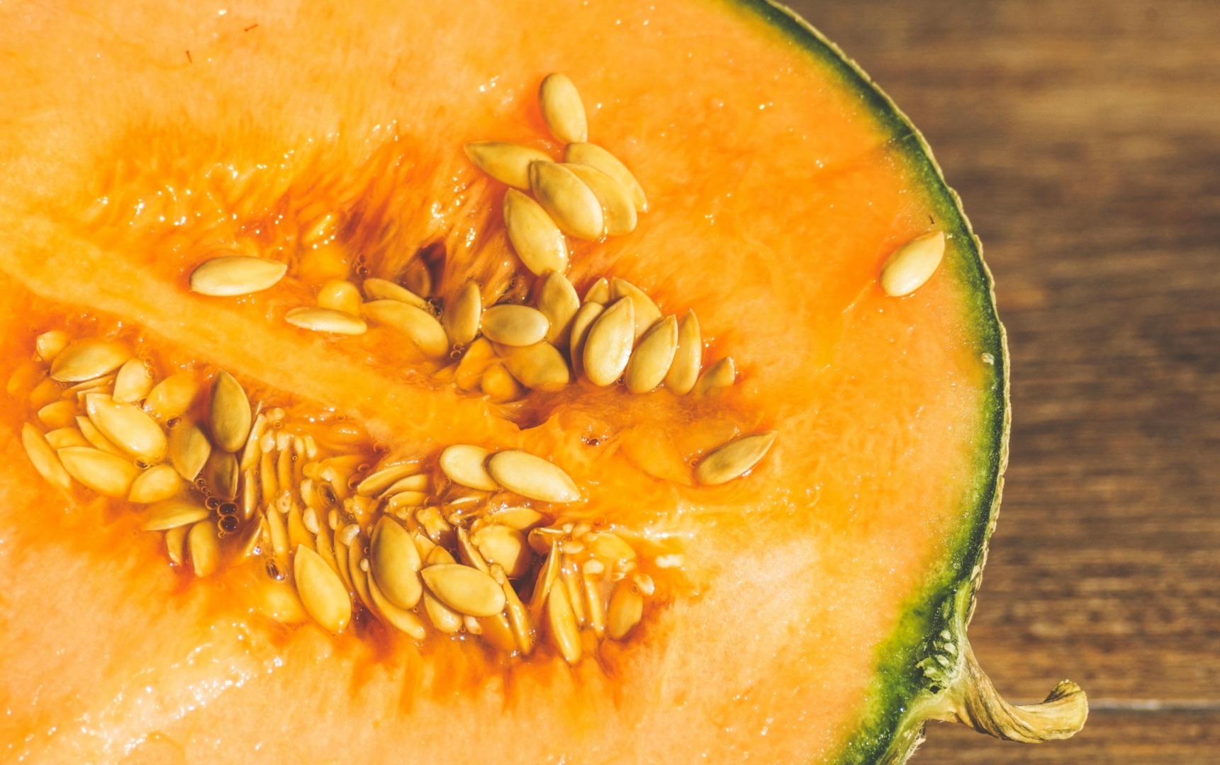 pepene-galben-cum-poti-folosi-coaja-si-semintele