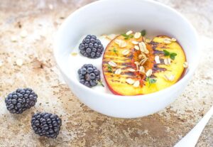 piersici-pe-gratar-cu-iaurt-si-miere-un-mic-dejun-de-miezul-verii-cu-fructe-de-sezon-intr-o-versiune-inedita