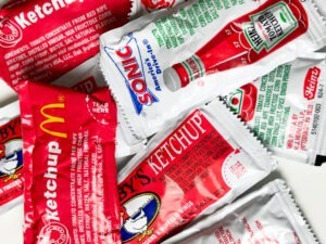 Plicurile de ketchup și plasele de plastic pentru fructe vor fi interzise