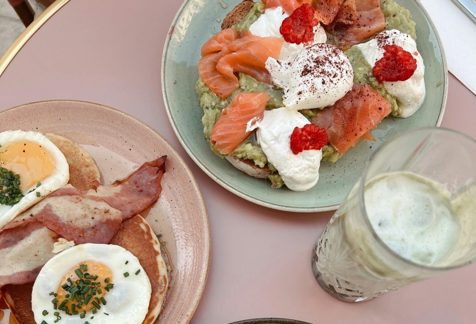 Cate proteine contin alimentele