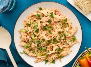 Salată cu pui și sos dulce picant