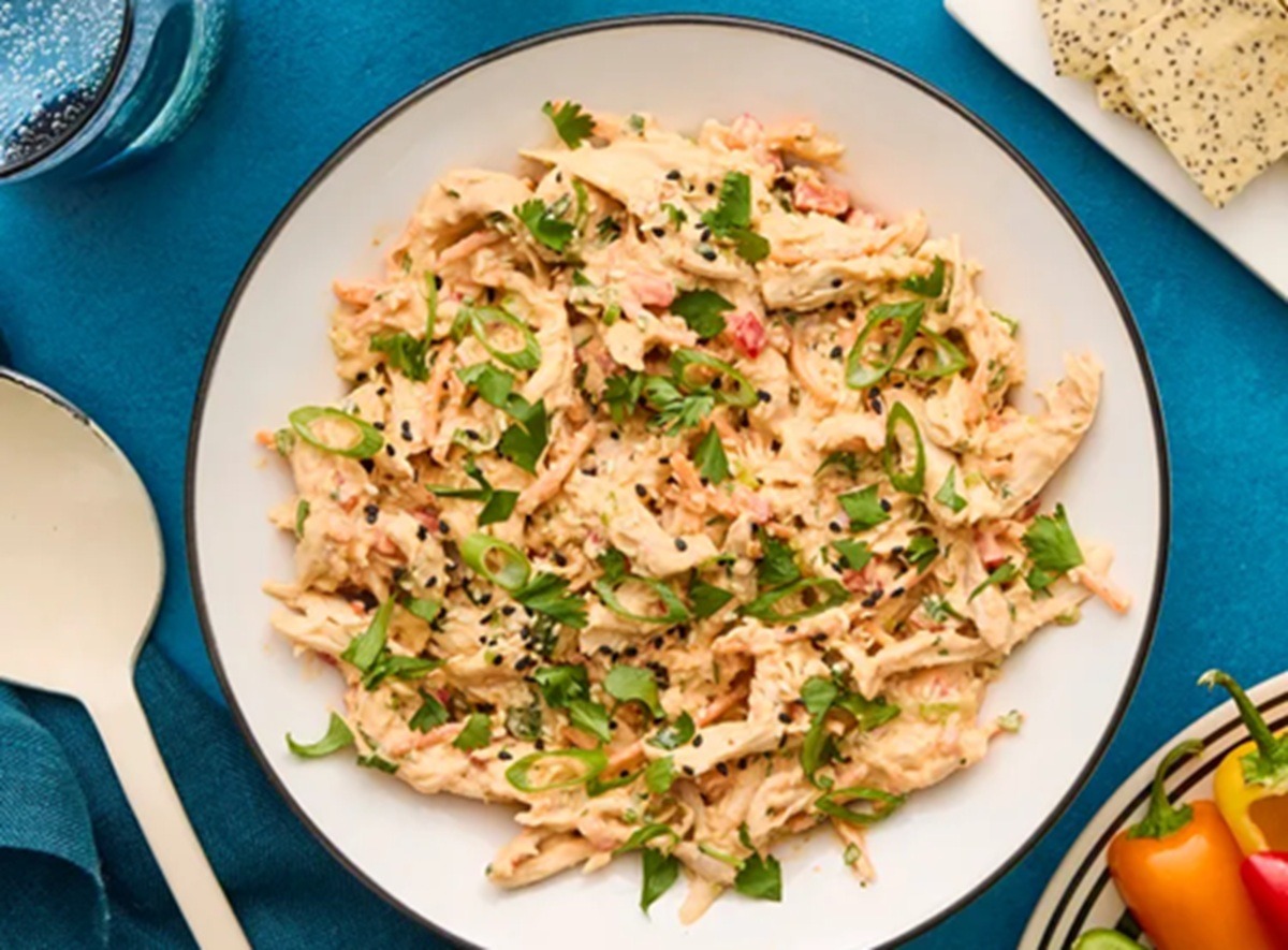 Salată cu pui și sos dulce picant