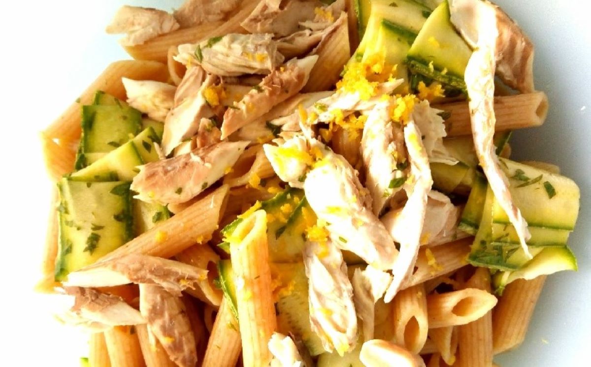 paste-cu-dovlecei-marinati-si-macrou-din-conserva-optional-si-boabe-de-fasole-salata-rece-de-paste