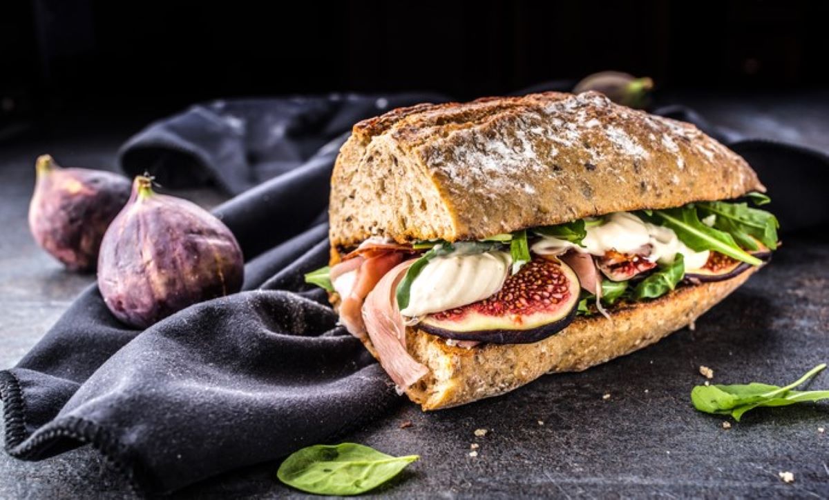 sandvis cu prosciutto și smochine, brânză Brie rucola