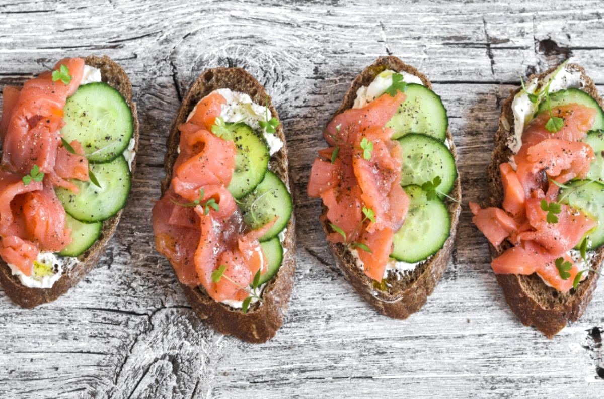 toast-cu-somon-afumat-si-castravete-crema-de-branza-marar-combinatie-rapida-de-vara