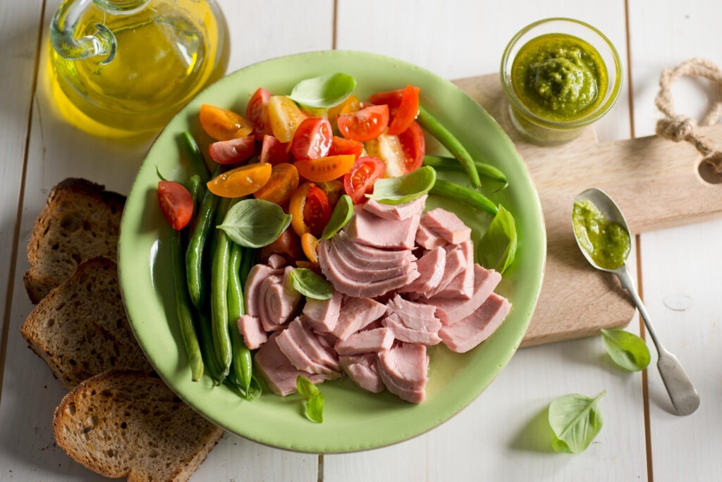 Salata cu ton rosii si pesto alimente canicula