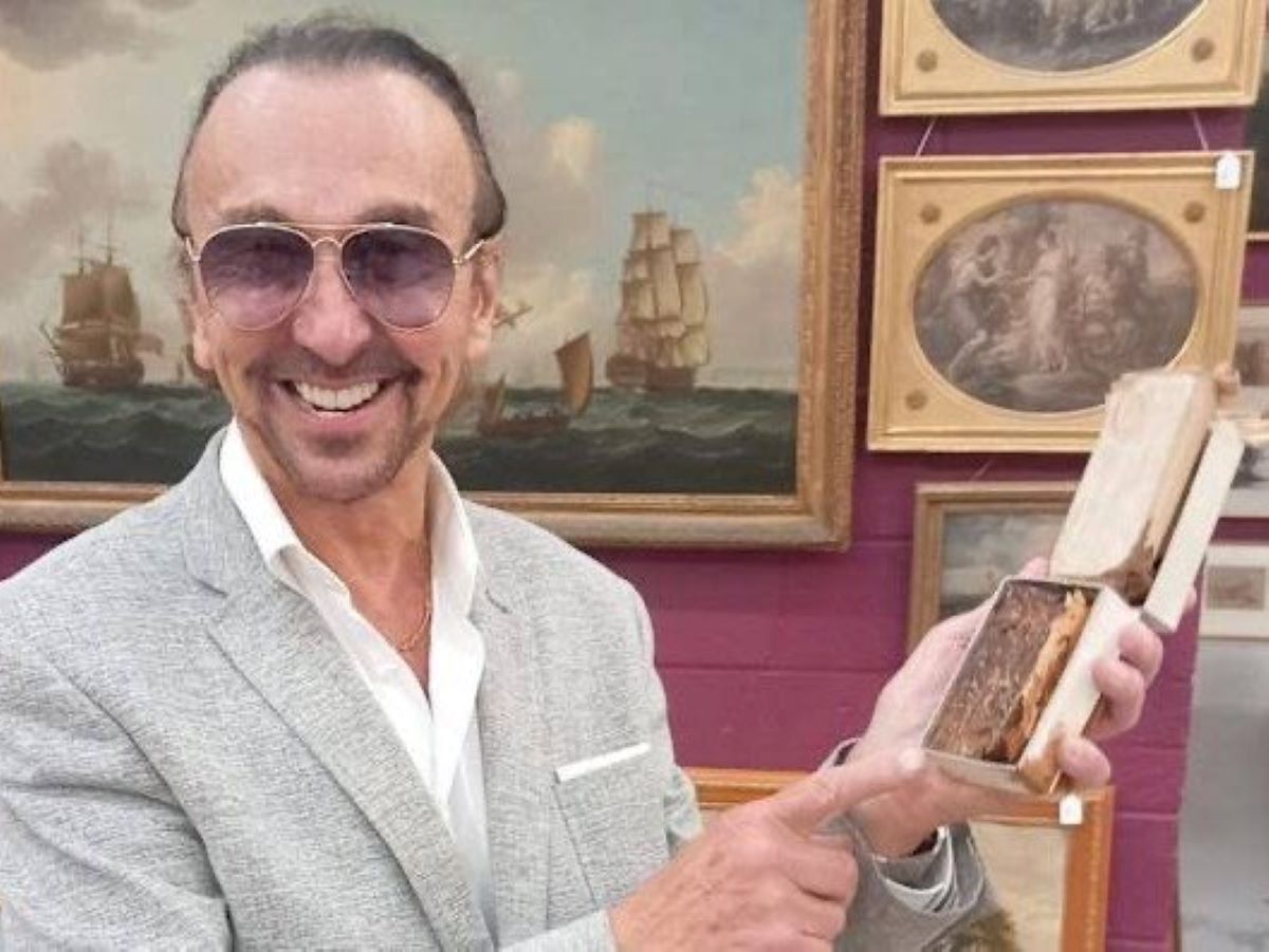 cineva-a-cumparat-o-felie-de-tort-veche-de-80-de-ani-cu-peste-30-000-de-euro-a-apartinut-tortului-de-nunta-al-reginei-elisabeta-a-ii-a-si-vrea-chiar-sa-o-manance