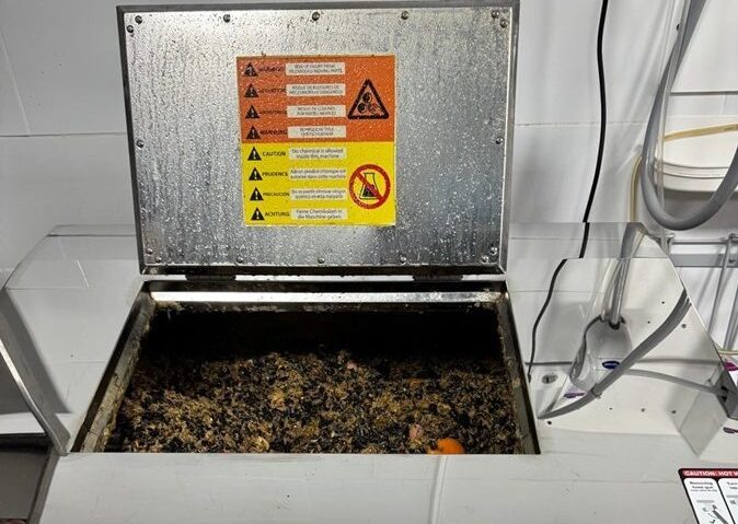 masina care transformă gunoiul in apa