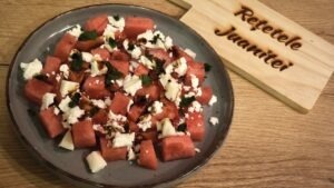 salata de pepene rosu rosii si doua feluri de branza