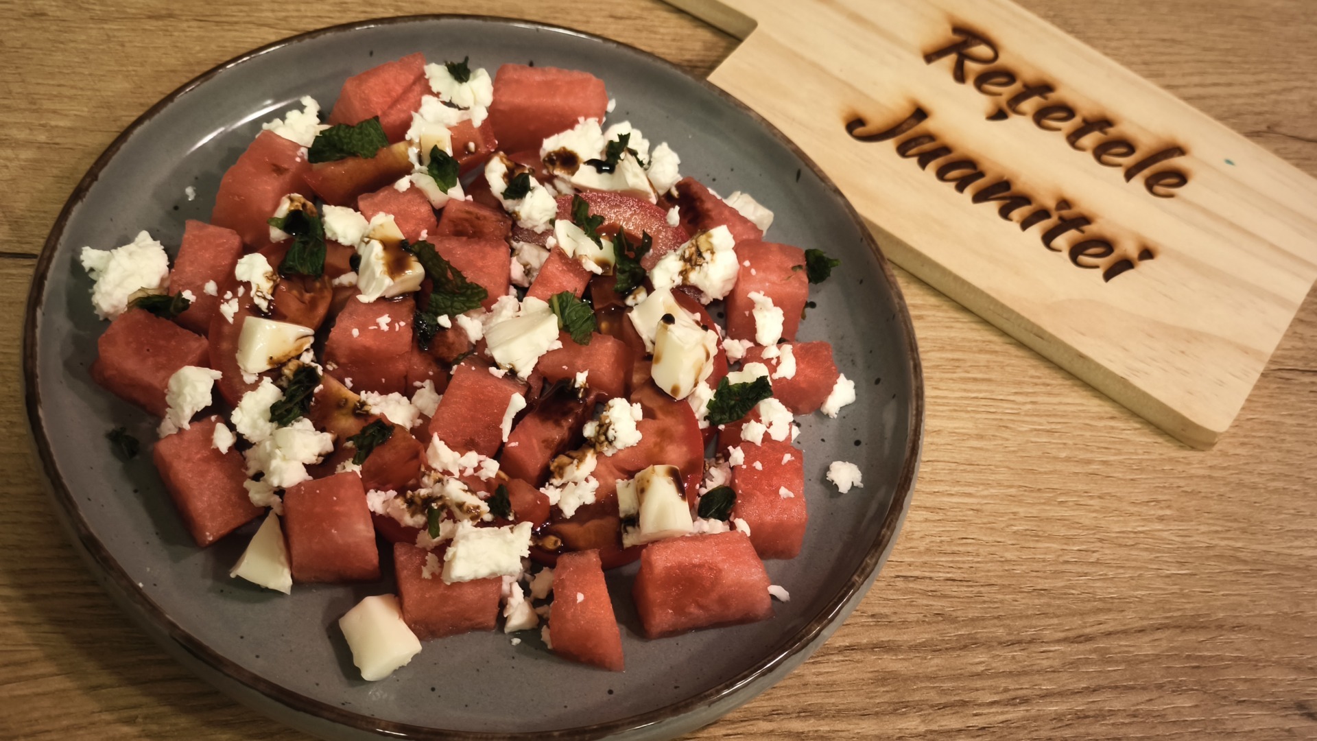 salata de pepene rosu rosii si doua feluri de branza