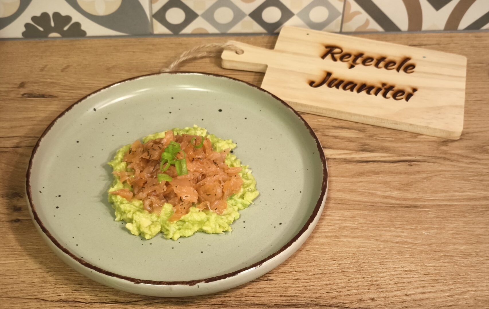 mic dejun tartar somon cu avocaado