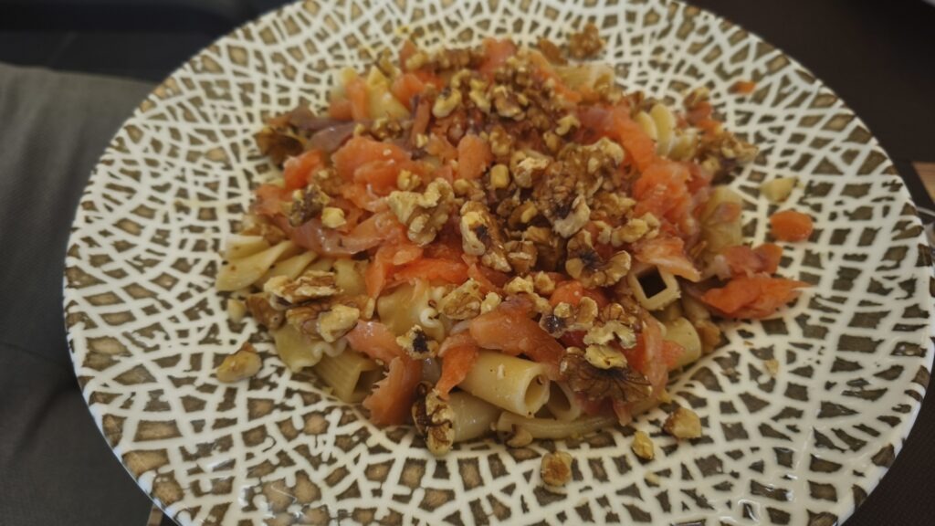 salata din 3 tipuri de paste scurte cu somon afumat