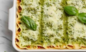 lasagna-rece-cu-ingredientele-clasice-din-bucataria-mediteraneana-rosii-branzeturi-pesto-de-busuioc