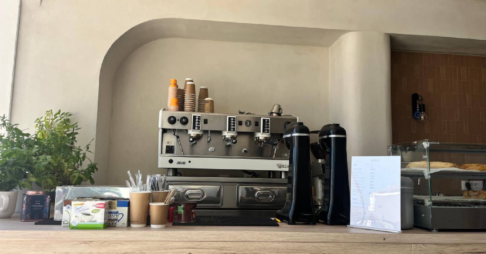 santorini cafenea poveste mancaruri traditionale