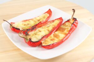 ardei umpluti cu cartofi si branzeturi