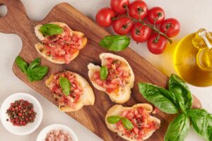 unde-s-a-nascut-bruschetta-cel-mai-simplu-preparat-din-bucataria-italiana-si-care-e-secretul-ca-rosiile-sa-nu-alunece-de-pe-ea