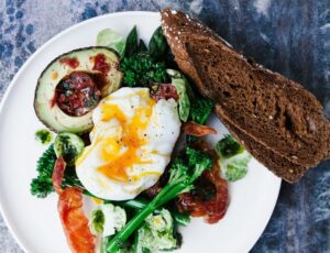 farfurie cu alimente bogate in electroliti