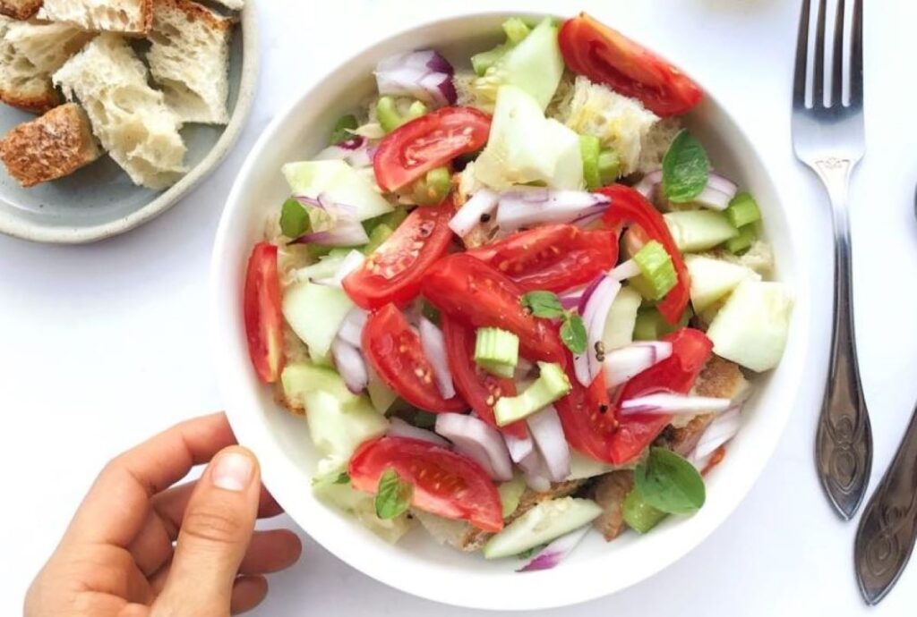 cialledda-un-preparat-traditional-din-regiunea-italiana-puglia-in-care-se-foloseste-painea-uscata-seamana-cu-salata-panzanella-dar-are-mai-multe-ingrediente