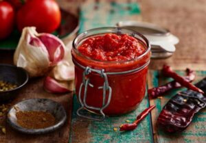 crema-de-ardei-iuti-cum-se-face-in-Calabria-se-trece-totul-prin-blender-si-se-sterilizeaza-direct-in-borcan