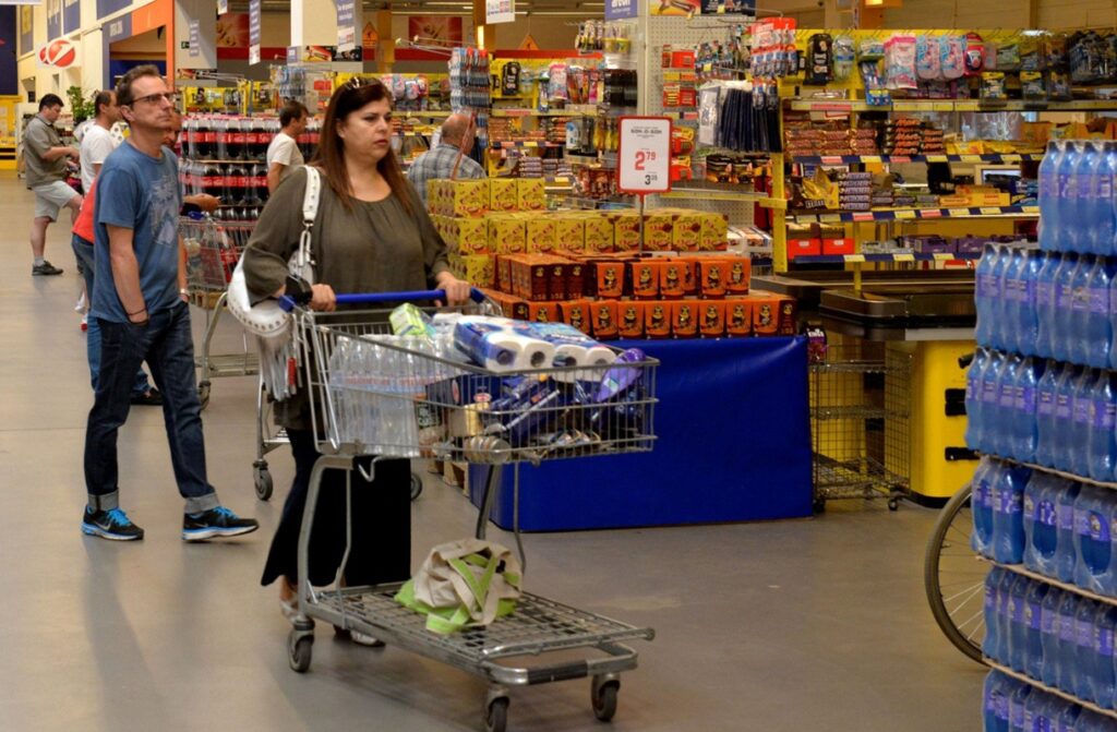 Oameni la cumpărături într-un supermarket din Sofia, Bulgaria