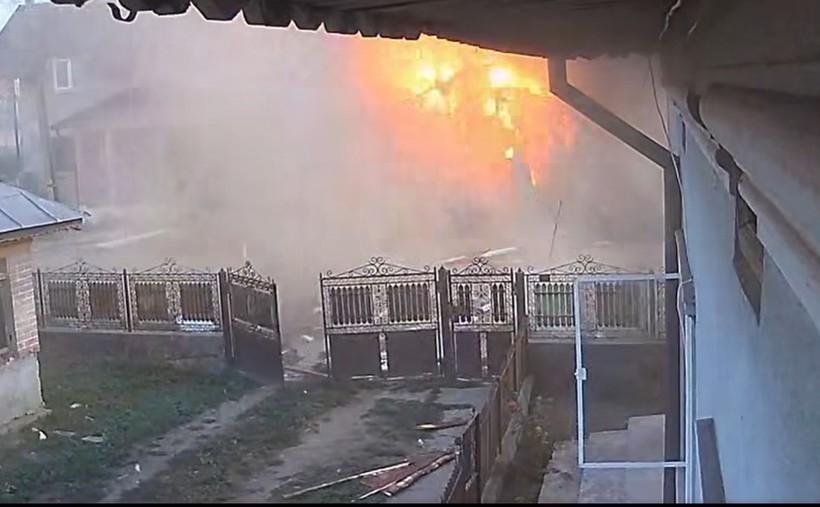 Explozie puternică urmată de incendiu într-un magazin din Dâmbovița