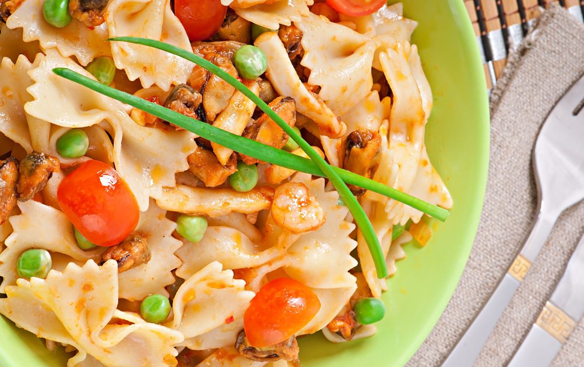 farfalle-cu-fructe-de-mare-mazare-congelate-si-rosii-cherry-de-sezon