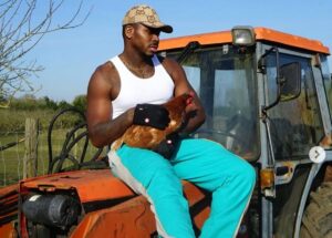 fekky-un-rapper-londonez-de-culoare-s-a-indragostit-de-natura-si-apoi-de-agricultura-nu-realizasem-ca-porcii-sunt-uriasi-gen