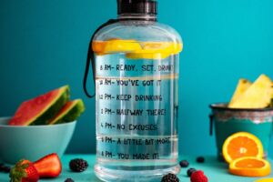 Hidratare cu apa infuzata cu fructe