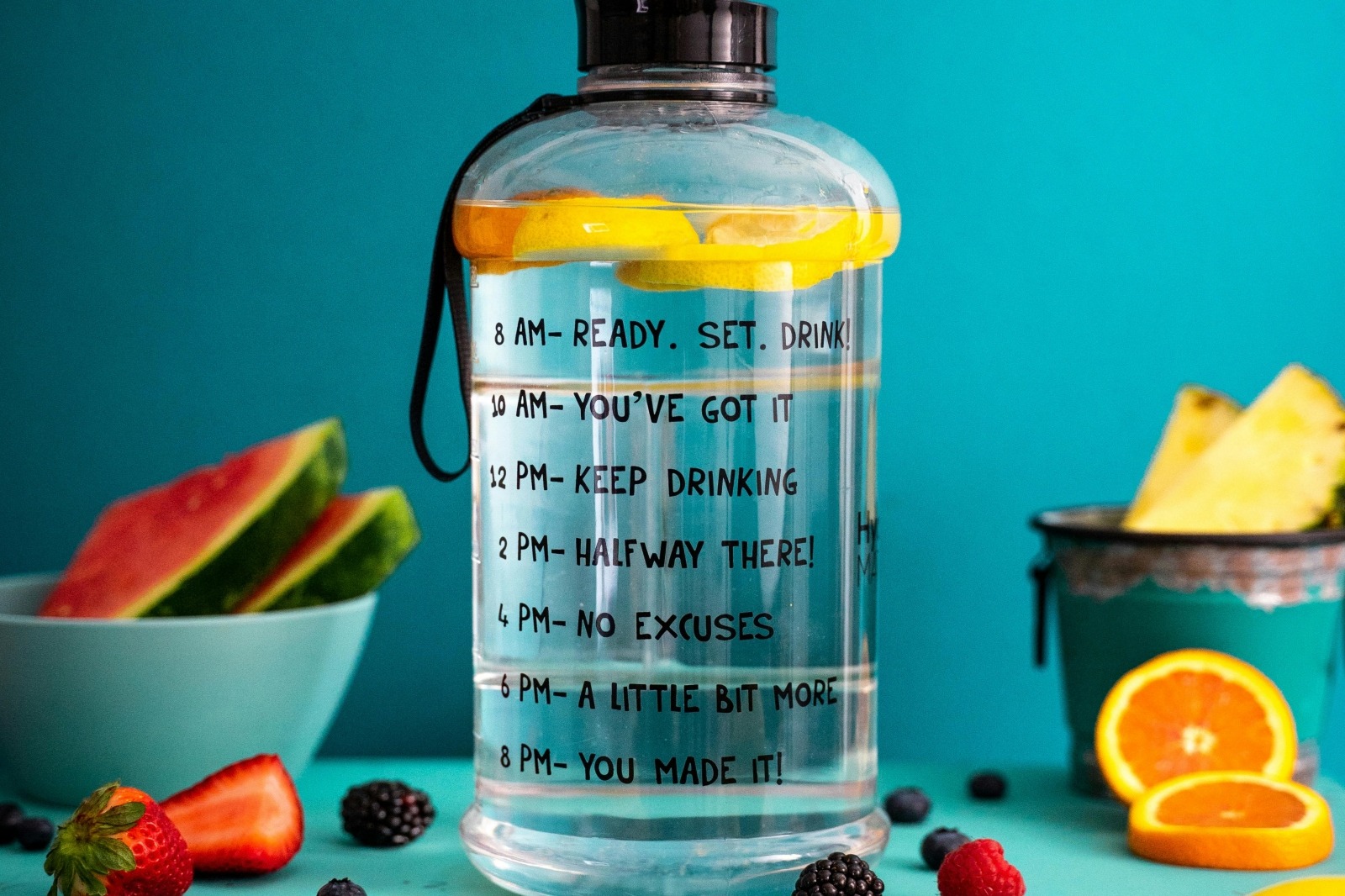 Hidratare cu apa infuzata cu fructe