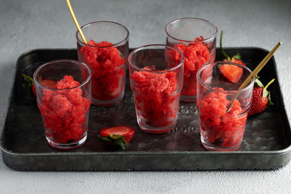 zece-granite-de-neratat-in-vacanta-in-sicilia-de-la-cele-clasice-cu-o-singura-aroma-la-versiunile-gourmet-servite-cu-frisca-sau-alte-toppinguri