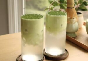 matcha-cloud-cu-apa-de-cocos-si-gheata-bautura-verii-devenita-virala-pe-retelele-de-socializare