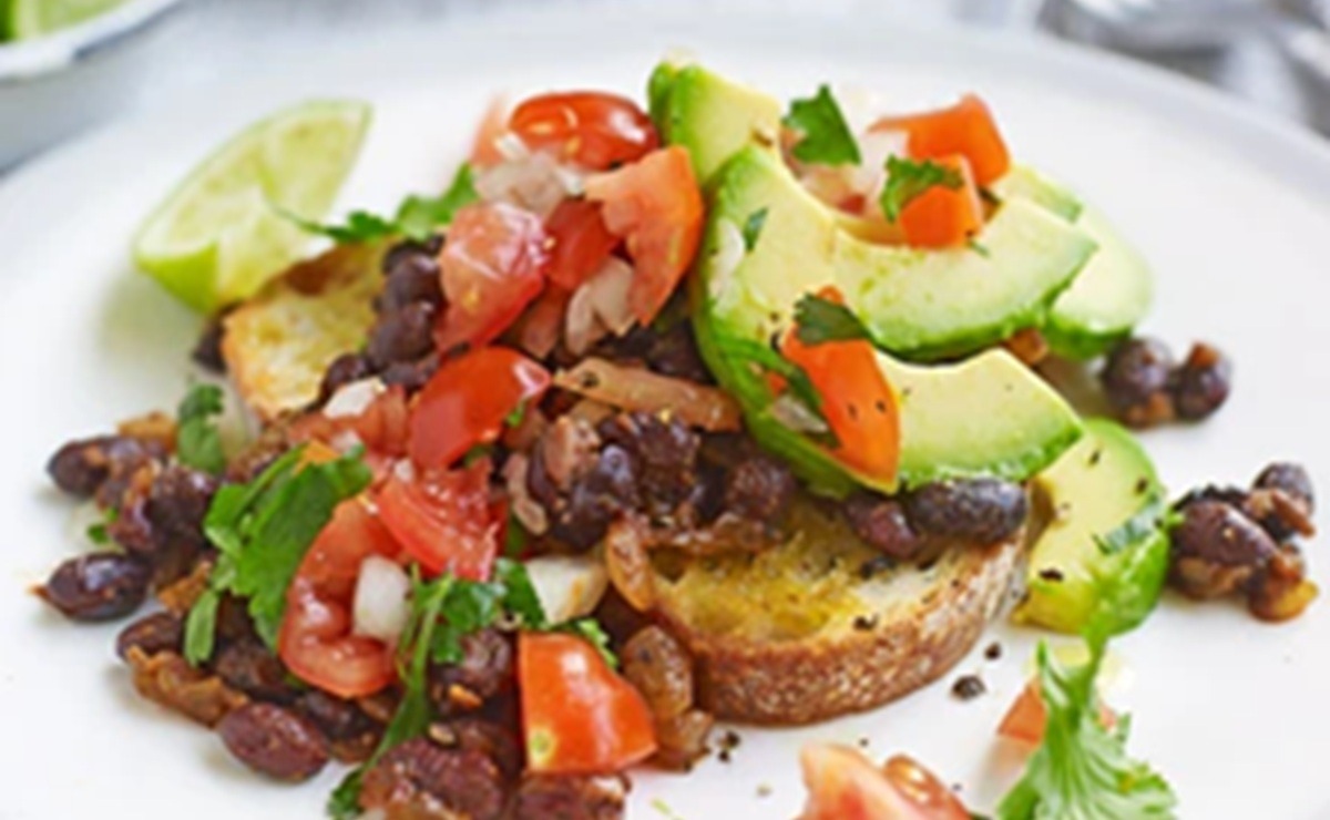 Mic dejun mexican c fasole neagră și avocado