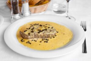 muschi-file-de-vita-cu-piper-verde-o-reteta-clasica-din-gastronomia-franceza-eleganta-rafinata-rapid-si-usor-de-preparat