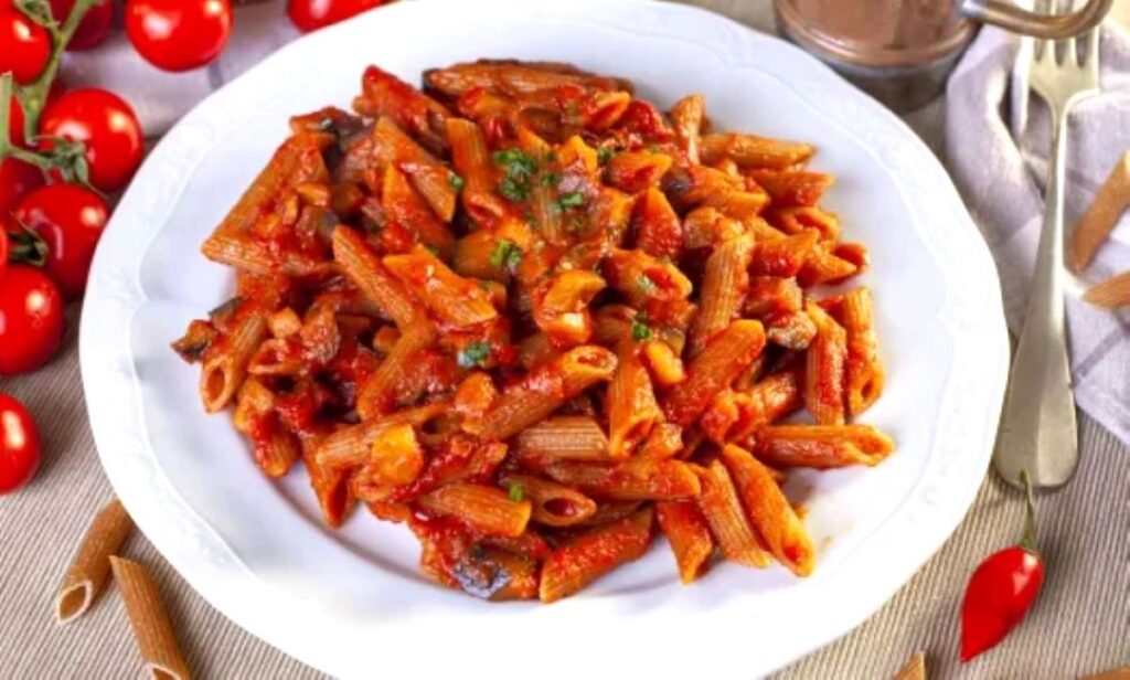 penne-cu-sos-de-vinete-rosii-si-ardei-iute-reteta-vegana-cu-miez-de-nuca-prajit-in-loc-de-branzeturi-ca-topping