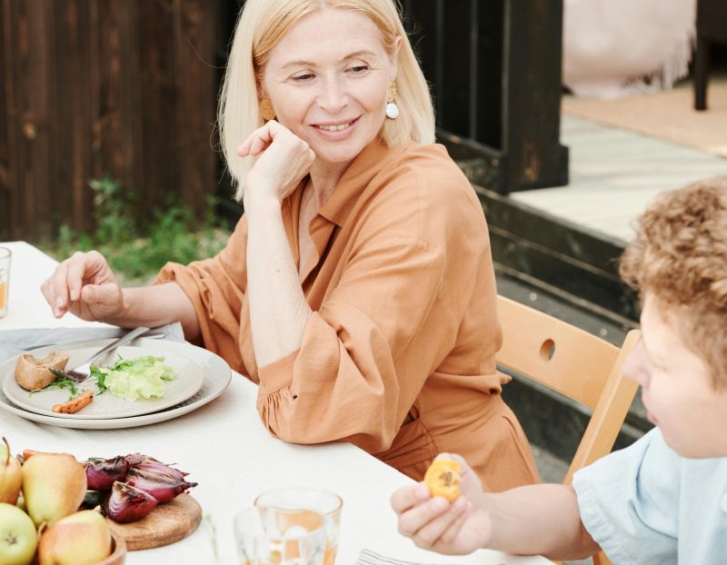 Dieta mediteraneana în familie - mama si copilul la masă