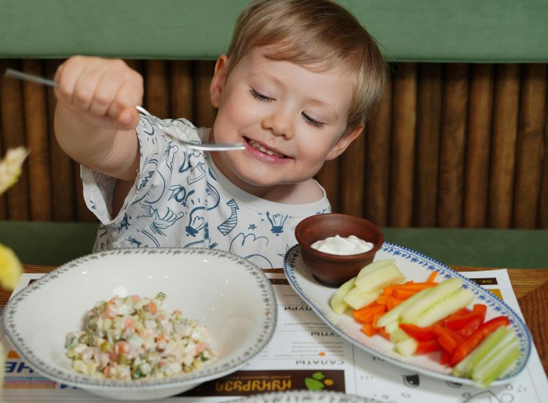 Copil care mananca sanatos