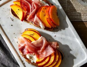 Sandvis cu ricotta, prosciuto si piersici